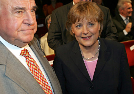 2005年1月，在基民盟黨60週年慶上，時任基民盟主席默克爾和前總理科爾一起出席活動。（MICHAEL KAPPELER/AFP/Getty Images)