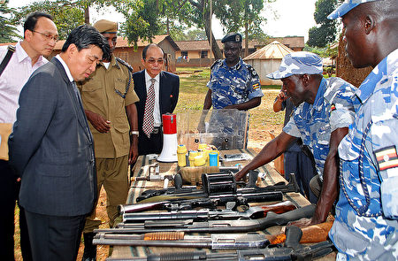 2013年6月，朝鮮安全部副部長官員Ri Song Chol到訪烏干達，視察烏國警方的武器裝備。（STRINGER/AFP/Getty Images)