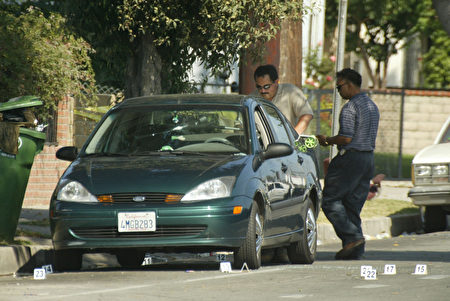2003年9月14日，大小威廉姆斯的姐姐Yetunde Price在洛杉矶遭枪杀，警方检查枪手杀人时藏匿的汽车。（Frazer Harrison/Getty Images）