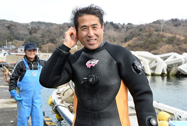 日本男子高松康夫與妻子洋子情投意合。圖為2014年3月2日，57週歲的康夫下海尋找海嘯中失蹤的妻子。(TORU YAMANAKA/AFP/Getty Images)