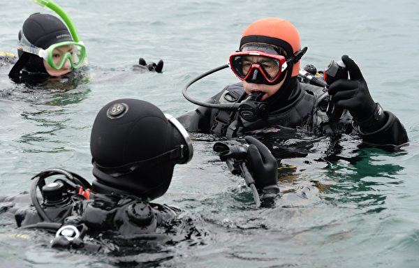 不顧自己的年齡，高松康夫仍努力學習潛水，下海尋妻。圖為2014年3月2日，57週歲的康夫下海尋找海嘯中失蹤的妻子。(TORU YAMANAKA/AFP/Getty Images)