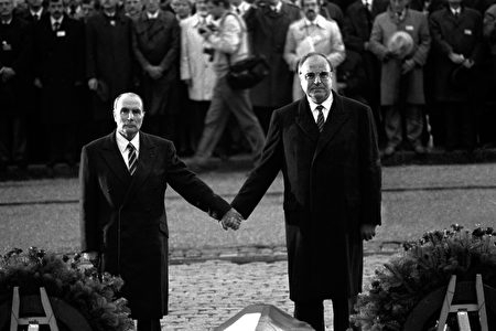 1984年9月22日，在法國Verdun舉行的紀念世界大戰犧牲者的活動中，德國總理科爾和法國總統密特朗手拉手數分鐘，成為德法和解的象徵。（MARCEL MOCHET/AFP/Getty Images)