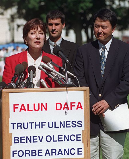 1999年7月29日，法轮功发言人Gail Rachlin（左）在国会前的新闻发布会上发言。(JOYCE NALTCHAYAN/AFP/Getty Images)