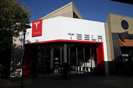 电动车制造商特斯拉（Tesla）周五（7月28日）晚在加州的弗里蒙特（Fremont）汽车制造厂举行交付仪式。(Photo by Justin Sullivan/Getty Images)