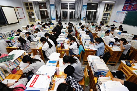 中國大陸學子準備高考情形。(STR/AFP/Getty Images)