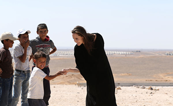 US actress and UNHCR special envoy Angelina Jolie talks to children during a visit to a Syrian refugee camp in Azraq in northern Jordan, on September 9, 2016. / AFP / Khalil MAZRAAWI (Photo credit should read KHALIL MAZRAAWI/AFP/Getty Images)