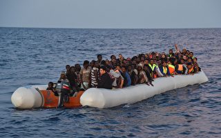 越来越多非洲难民抵达意大利海岸，挑战该国的承受能力。近日，欧盟承诺，多给意大利1亿欧元资助。（ANDREAS SOLARO/AFP/Getty Images）