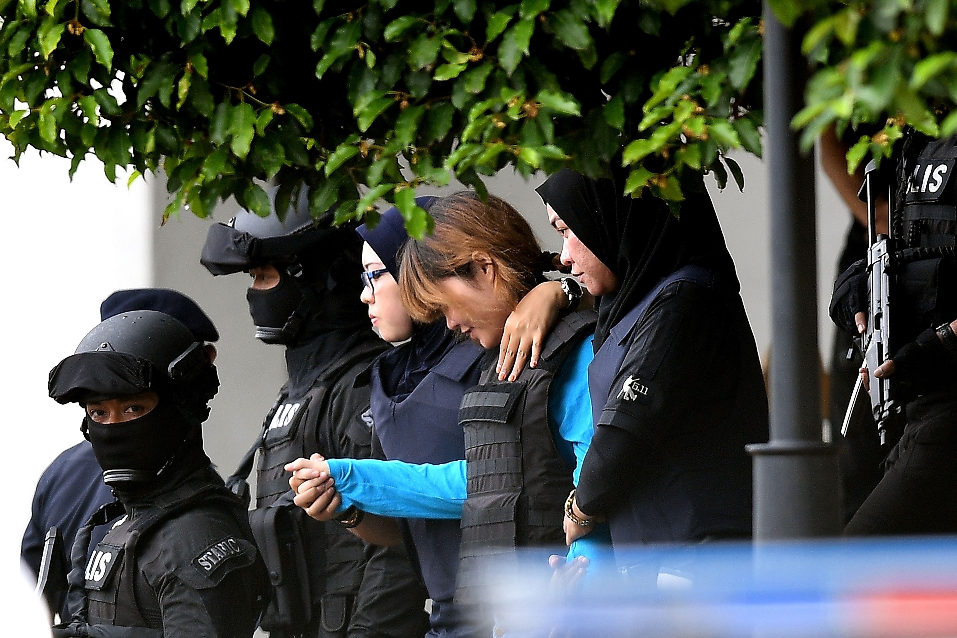 越南籍女子段氏香今年4月離開法院時受到重兵保護。(MANAN VATSYAYANA/AFP/Getty Images)
