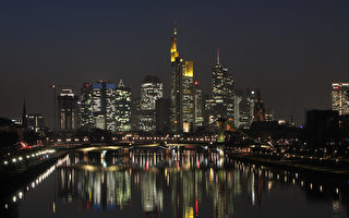 在德國金融中心——法蘭克福，有移民背景的居民比純粹德國人還要多。圖為該市的夜景。（AMELIE QUERFURTH/AFP/Getty Images）