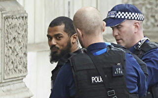 2017年4月27日，警方在议会大厦附近逮捕了男子阿里（Khalid Mohammed Omar Ali），他当时携带着两把刀子，正打算在首相府附近发动恐怖袭击。被警方逮捕时，他的脸上露出了诡异的笑容。（NIKLAS HALLE'N/AFP/Getty Images）