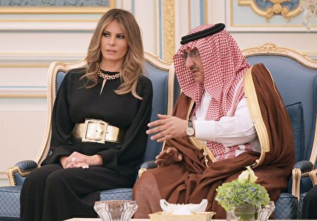5月20日，梅拉尼娅访问沙特时，与沙特阿拉伯王储穆罕默德·本·奈伊夫·本·阿卜杜勒阿齐兹沙特交谈。(MANDEL NGAN/AFP/Getty Images)