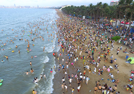 今年夏季大陸酷熱，很多人早早的就去海邊。圖為5月30日的海口海灘。 (Photo credit should read STR/AFP/Getty Images)