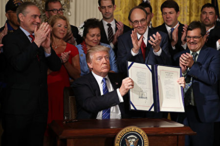 川普（特朗普）总统6月23日签署保护老兵的法案。(Chip Somodevilla/Getty Images)