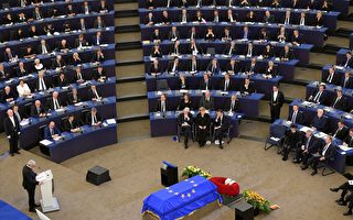 2017年7月1日，在法國斯特拉斯堡歐洲議會所在地，歐盟為他舉行了史無前例的「歐盟葬禮」。（PATRICK HERTZOG/AFP/Getty Images）