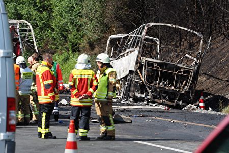 7月3日早上7点左右，德国南部高速公路A9上发生严重交通事故，一辆旅游大巴撞上载重车后起火，整辆车烧得只剩骨架。据目前消息，31人受伤，17人失踪。(NICOLAS ARMER/AFP/Getty Images)
