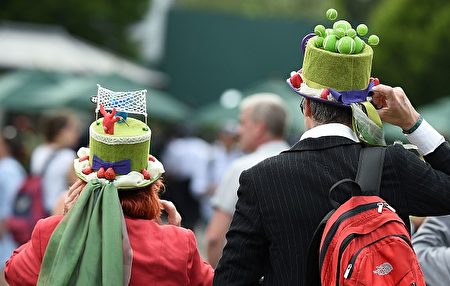 鐵桿網球迷就是這個樣子滴！連帽子都是網球主題的。( OLI SCARFF/AFP/Getty Images)