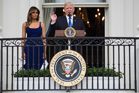 7月4日，美國總統川普（特朗普）在白宮舉辦野餐會宴請美軍家庭，慶祝美國獨立日，並在陽台上發表講話。 (Zach Gibson/Getty Images)