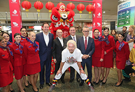 维珍创始人Richard Branson在墨尔本机场宣传新的直飞服务。（Scott Barbour／Getty Images）