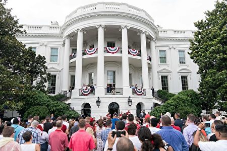 7月4日，美国总统川普（特朗普）在白宫举办野餐会宴请美军家庭，庆祝美国独立日，并在阳台上发表讲话。(NICHOLAS KAMM/AFP/Getty Images)
