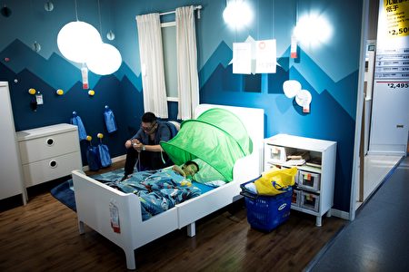 圖為7月5日，上海居民帶著孩子到Ikea商店來睡覺。當天溫度36.5攝氏度。(Photo credit should read JOHANNES EISELE/AFP/Getty Images)