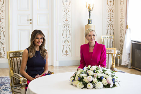 周四，梅拉尼娅与波兰第一夫人在贝尔韦德宫受到艾佳塔（Agata Kornhauser-Duda）的欢迎。 (ANDRZEJ HULIMKA/AFP/Getty Images)