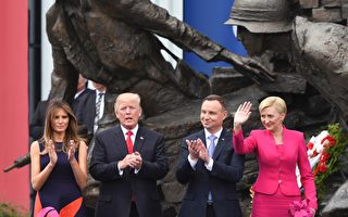 美國總統川普（特朗普）週四（7月6日）在波蘭首都華沙，攜第一夫人和波蘭總統伉儷會面。(JANEK SKARZYNSKI/AFP/Getty Images)