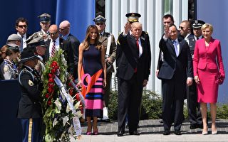 週四（7月6日）美國總統川普（特朗普）在波蘭首都華沙克拉辛斯基廣場上發表了強有力的演講。圖為演講後川普夫婦和波蘭總統夫婦向民眾招手。(JANEK SKARZYNSKI/AFP/Getty Images)