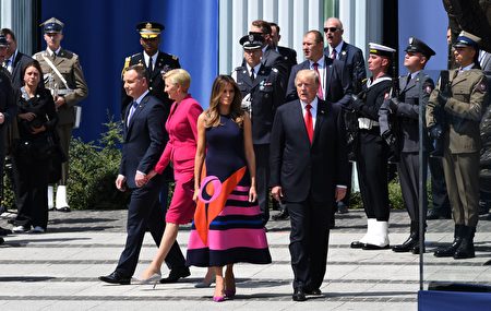 7月6日川普和梅拉尼娅抵达华沙，准备向波兰政要及上万民众发表演说。(JANEK SKARZYNSKI/AFP/Getty Images)