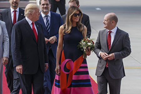 HAMBURG, GERMANY - JULY 06: U.S. President Donald J. Trump and the first lady Melania Trump are welcomed by Hamburg's Mayor Olaf Scholz as they arrive at Hamburg Airport for the Hamburg G20 economic summit on July 6, 2017 in Hamburg, Germany. Leaders of the G20 group of nations are meeting for the July 7-8 summit. Topics high on the agenda for the summit include climate policy and development programs for African economies. (Photo by Morris MacMatzen/Getty Images)