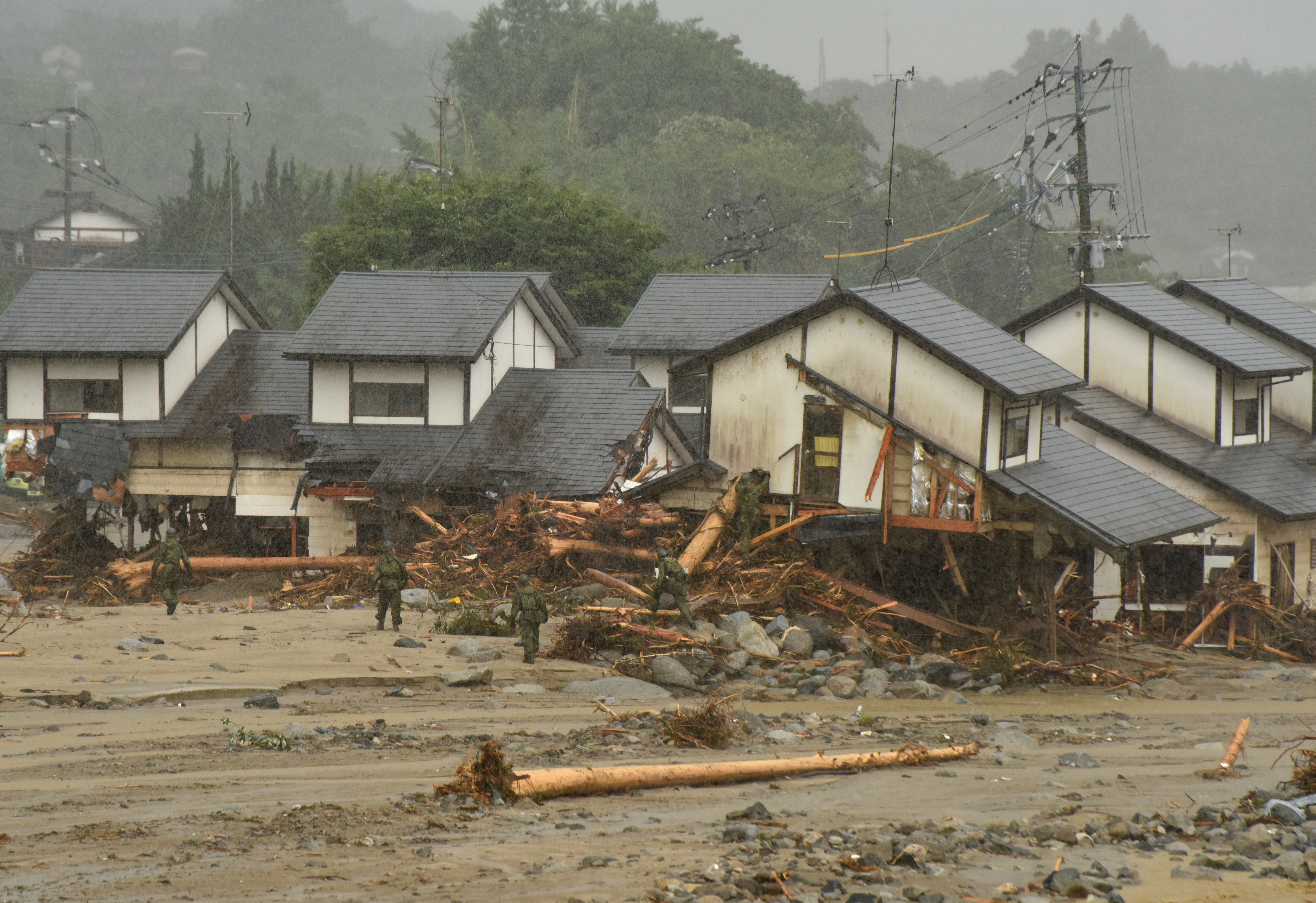 日本南部的暴雨及洪水造成的死亡人數攀升至15人,另至少有14人失蹤。圖為2017年7月7日,日本九州福岡朝倉市,民宅嚴重受創。(KAZUHIRO NOGI/AFP/Getty Images)