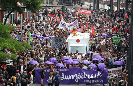 7月7日G20會議期間，德國漢堡發生了嚴重的抗議活動，大約10萬人參加示威。 (RONNY HARTMANN/AFP/Getty Images)