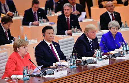 7月7日的G20會議上，東道主德國總理默克爾旁邊是中國主席習近平、美國總統川普和英國首相梅。(Thomas Lohnes/Getty Images)