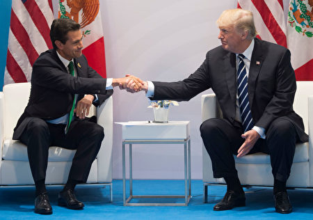 在G20上，川普和墨西哥總統恩里克·佩尼亞·尼托（EnriquePeñaNieto）首次會面，川普堅持要墨西哥付建牆費用。( SAUL LOEB/AFP/Getty Images)