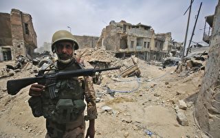 预计伊拉克部队再有几个小时就能够从IS手中完全收复摩斯尔。伊拉克军事发言人说，IS的防卫线正在崩溃。(AHMAD AL-RUBAYE/AFP/Getty Images)