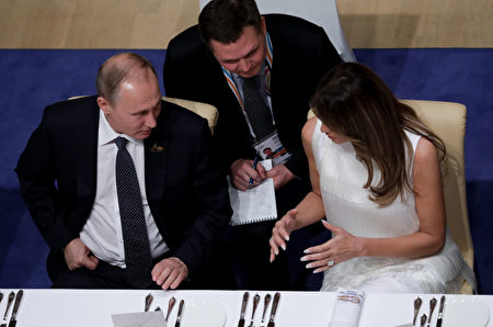 週五（7月7日）的G20晚宴上，梅拉尼婭跟普京交談愉快。(KAY NIETFELD/AFP/Getty Images)
