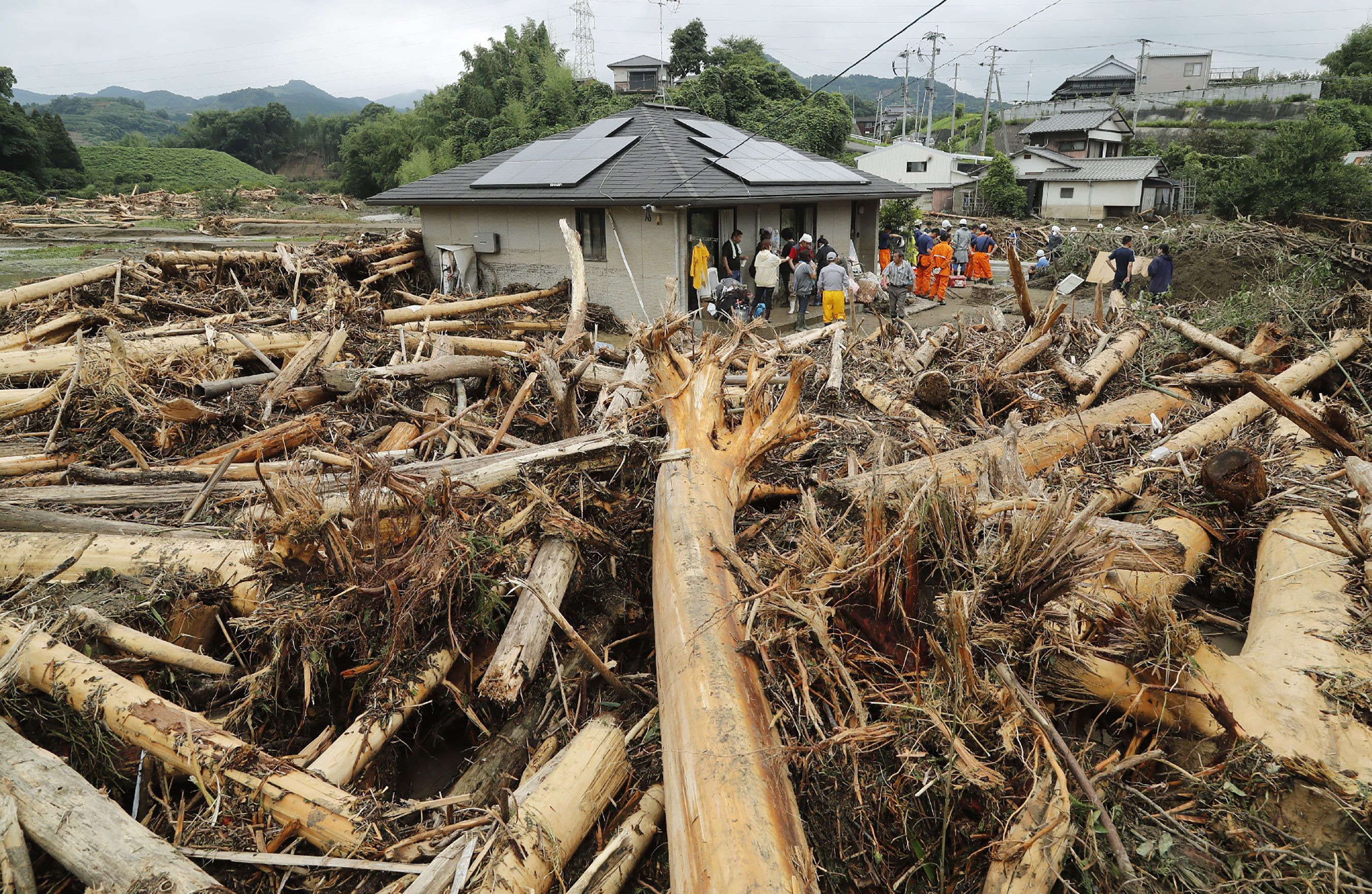 日本南部的暴雨及洪水造成的死亡人數攀升至15人,另至少有14人失蹤。圖為2017年7月7日,日本九州福岡朝倉市,民宅嚴重受創。(STR/AFP/Getty Images)