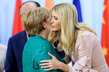 7月8日G20期间，美国第一女儿伊万卡亲吻德国总理默克尔。( Ukas Michael - Pool/Getty Images)