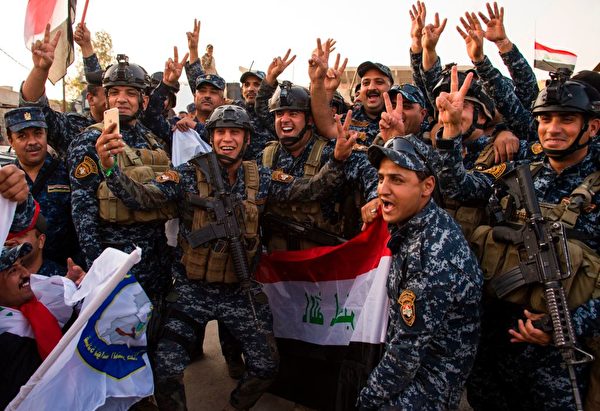 打击伊斯兰国再取得胜利，7月10日，伊拉克政府军士兵在战地庆祝。(FADEL SENNA/AFP/Getty Images)