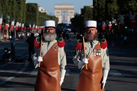 法国海外省的军对页派代表来参加巴黎国庆游行。（JOEL SAGET/AFP/Getty Images)