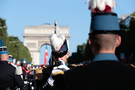 7月14日上午法国特种学校的学生在凯旋门前列队准备参加国庆阅兵游行。（JOEL SAGET/AFP/Getty Images）