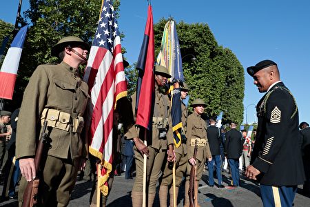 受邀参加法国国庆阅兵游行的一百多名美国士兵在列队做准备。他们穿戴着第一次世界大战时期的士兵装束，是为了纪念美国加入一战与法军并肩作战100周年。（JOEL SAGET/AFP/Getty Images）
