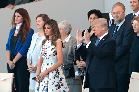 美国总统川普和夫人梅兰妮亚在主席台上观看法国国庆阅兵游行。（JOEL SAGET/AFP/Getty Images）
