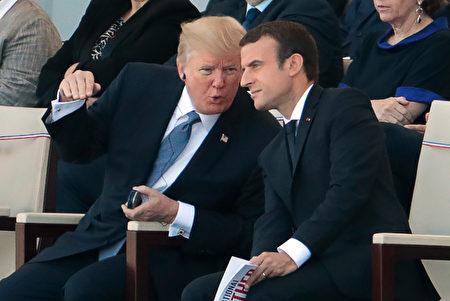 川普和马克龙在主席台上频繁互动。（JOEL SAGET/AFP/Getty Images）