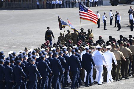 美国步兵队引领步兵仪仗队走过主席台。（SAUL LOEB/AFP/Getty Images）