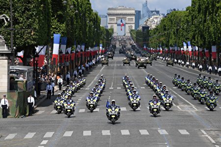机动车仪仗队由62辆警车摩托车开路，紧随其后的是149辆军车和坦克。（ALAIN JOCARD/AFP/Getty Images）