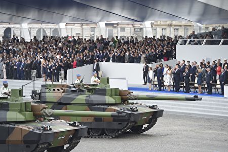 勒克莱尔坦克（Le char Leclerc）是法国1993年开始使用的主要攻击性坦克,长7.5米，重近60吨。（SAUL LOEB/AFP/Getty Images）