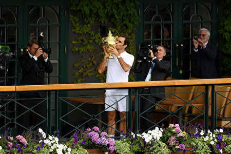 瑞士網球名將費德勒於7月16日奪得溫網男單冠軍，創下溫網紀錄。（David Ramos/Getty Images)