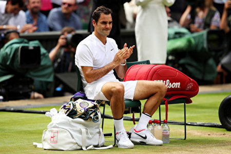 瑞士网球名将费德勒于7月16日夺得温网男单冠军，创下温网纪录。（Julian Finney/Getty Images)