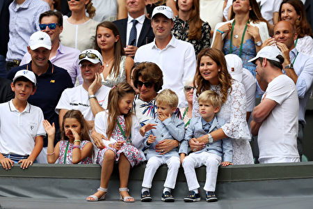 7月16日，费德勒的家人在伦敦观赛，为他加油。（Daniel Leal-Olivas - Pool/Getty Images)