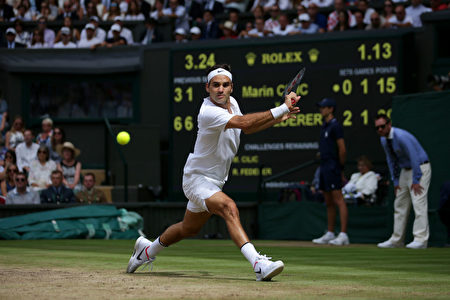 瑞士网球名将费德勒于7月16日夺得温网男单冠军。赢得第8冠让费德勒创下温网纪录。（Daniel Leal-Olivas – Pool/Getty Images)